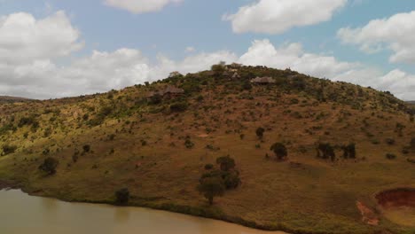 Complejo-Junto-A-Un-Lago-En-Una-Zona-De-Conservación-Del-Norte-De-Kenia