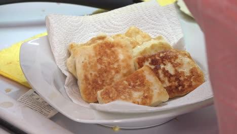 Queso-Frito-En-Un-Plato-Con-Papel-Absorbente