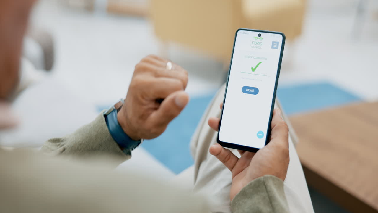 pantalla del teléfono, manos y sitio web de pedidos de alimentos