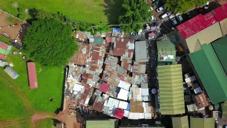 viviendas en barrios marginales cerca del mercado local en kenia, áfrica
