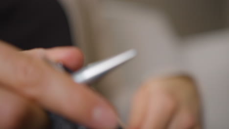 Woman-learning-to-knit.-Slow-motion,-close-up