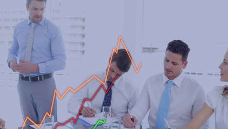 animación del procesamiento de datos financieros sobre diversas personas de negocios en la reunión en la oficina