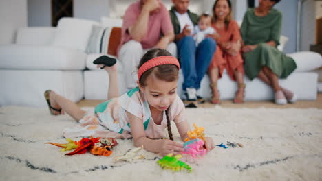 niño, niña y jugando con juguetes en la sala de estar