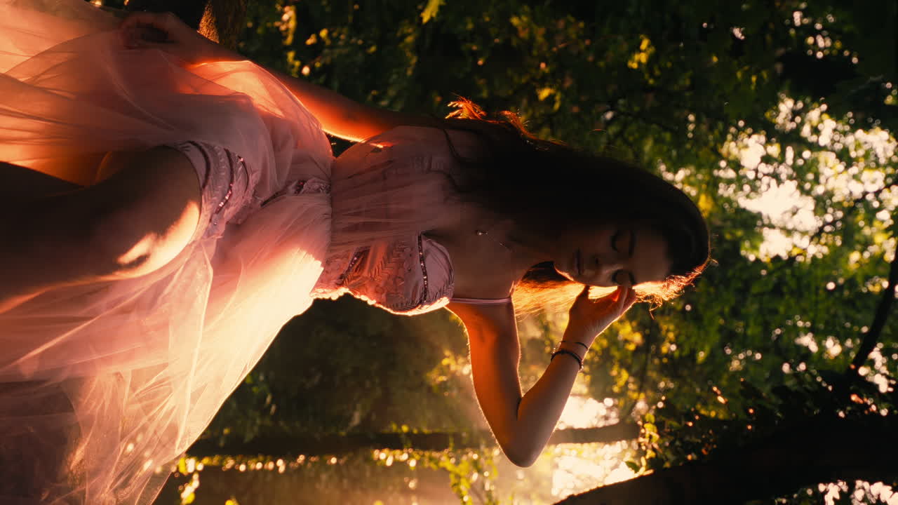 해가 지는 숲에서 포즈를 취하는 매력적인 신비로운 매력적인 여성