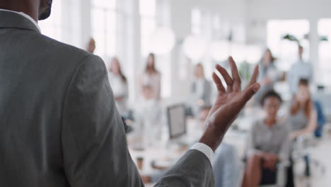 Teamleiter-Eines-Afroamerikanischen-Geschäftsmannes-Präsentiert-Sich-Im-Büro,-Trifft-Kollegen-Und-Tauscht-Führungsideen-Im-Präsentationsseminar-Zur-Büroschulung-Aus