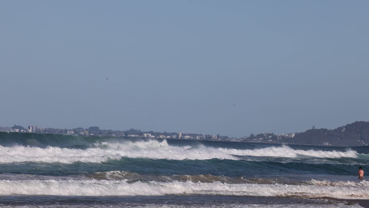 모래 해변 에 부히는 물결 의 순차적 인 모습
