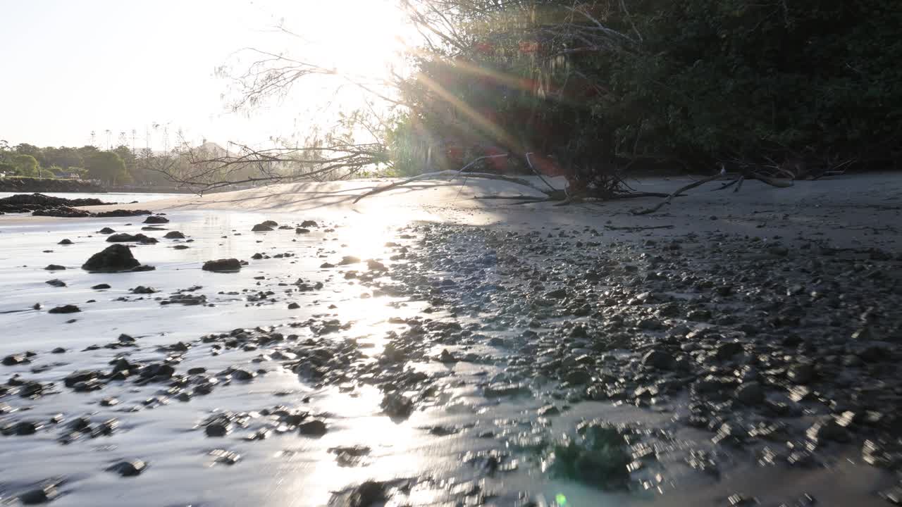 해가 지는 평화로운 해변 풍경