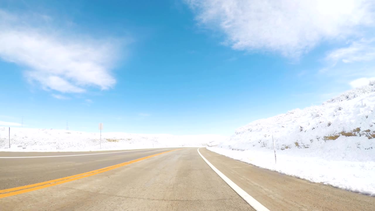 봄 눈 폭풍 이후 교외 도로에서 운전.