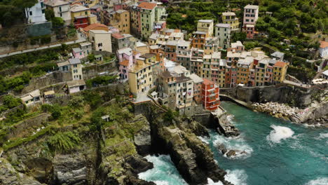 Olas-Rompiendo-En-La-Costa-De-Riomaggiore,-Impresionante-Italia