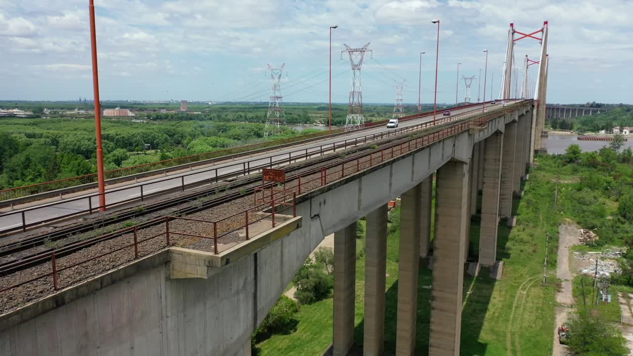 vista aérea de drones del gran puente de zarate construido con material de hormigón donde los vehículos cruzan de manera segura en argentina