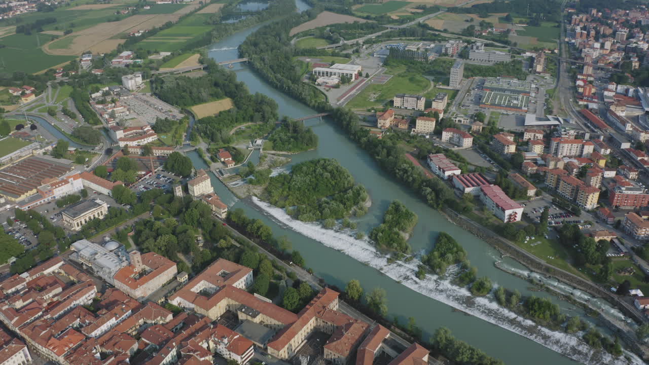 Ivrea e il suo corso d'acqua fluviale.