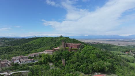 Erstaunliche-Luftaufnahme-Des-Castello-Di-Camino-Und-Der-Umliegenden-Landschaft-Im-Piemont,-Italien