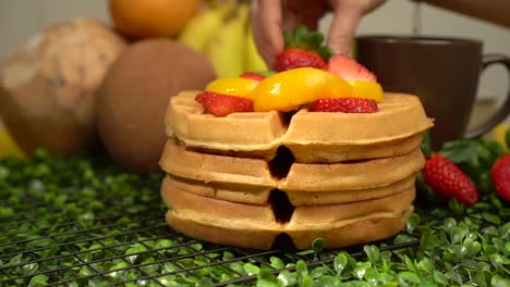 Hinzufügen-Von-Topping-Waffeln-Mit-Einer-Erdbeer-Zeitlupe