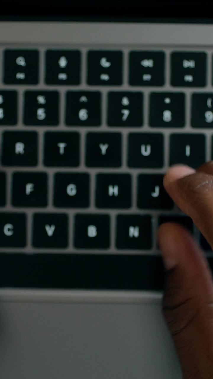 persona escribiendo en el teclado de una laptop