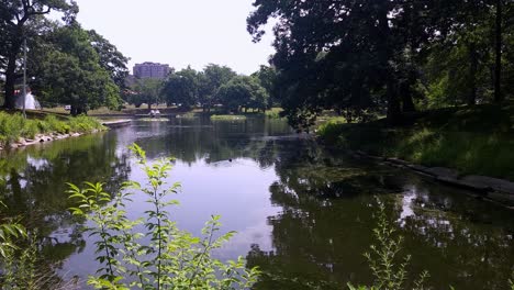 Parque-Deering-Oaks-Con-Lago,-Fuente-Y-árboles-En-Portland,-Maine