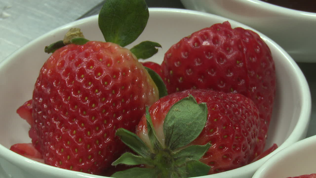 fresas de fresa en un cuenco