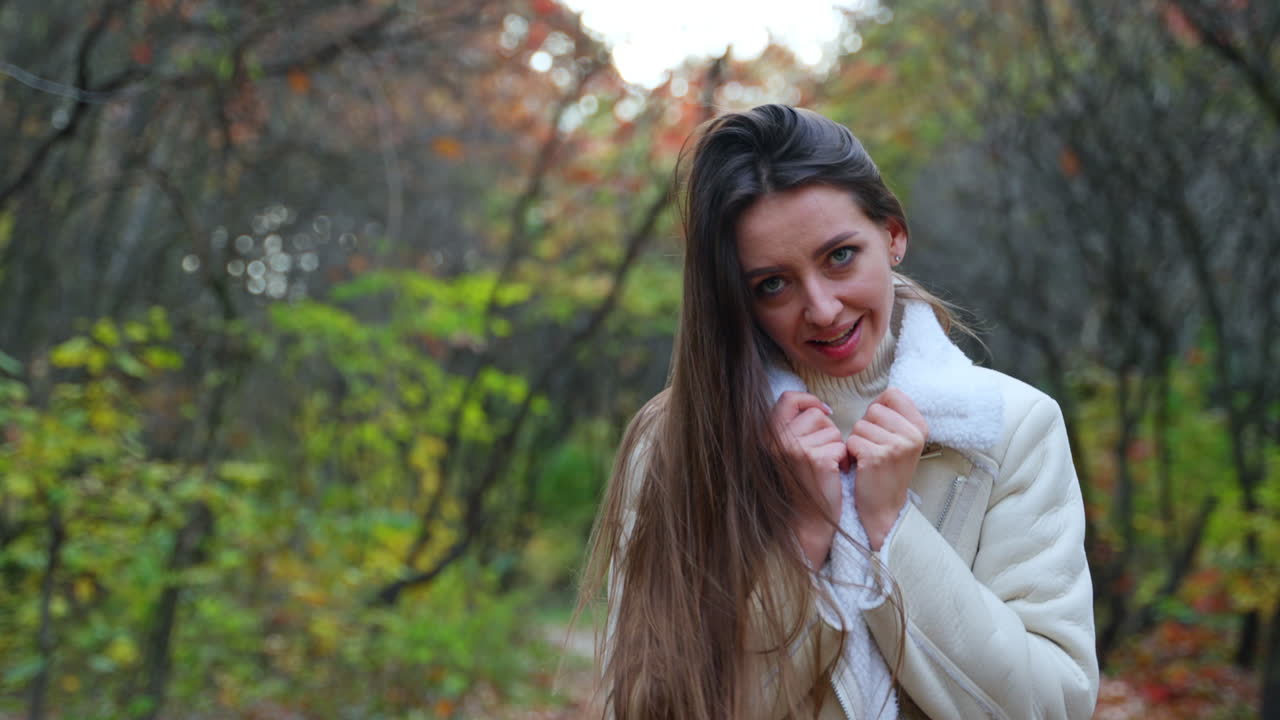 mujer en el bosque de otoño