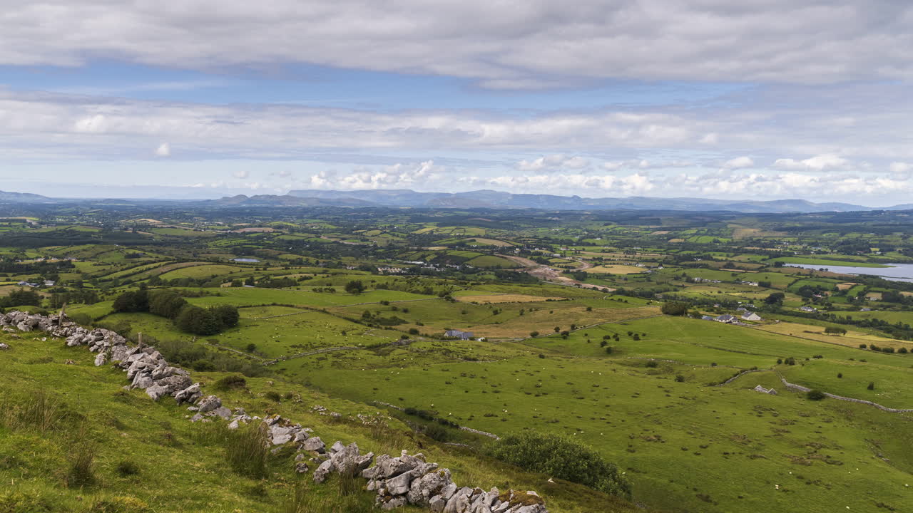lapso de tiempo del paisaje rural y remoto de hierba, árboles y rocas durante el día en las colinas de carrowkeel en el condado de sligo, irlanda