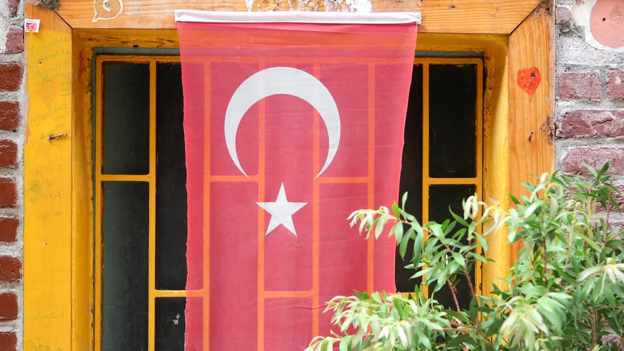 창문에서 매달린 터키 국기