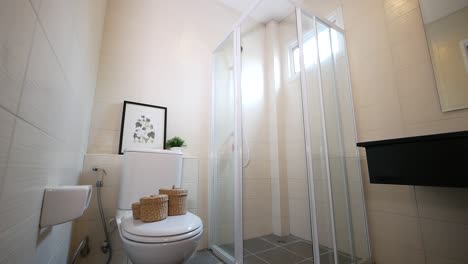 cuarto de baño limpio y sencillo con cabina de ducha