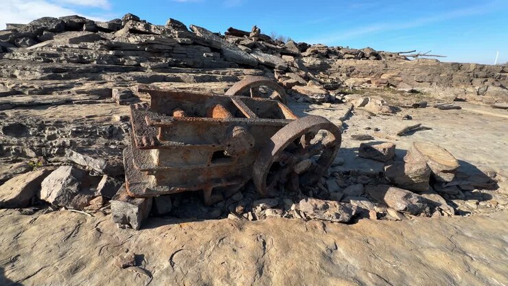Attrezzatura mineraria d'epoca in una cava di roccia abbandonata.