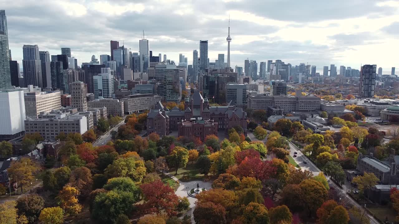 amplia antena de queen's park y toronto skyline mostrando un gran desarrollo urbano
