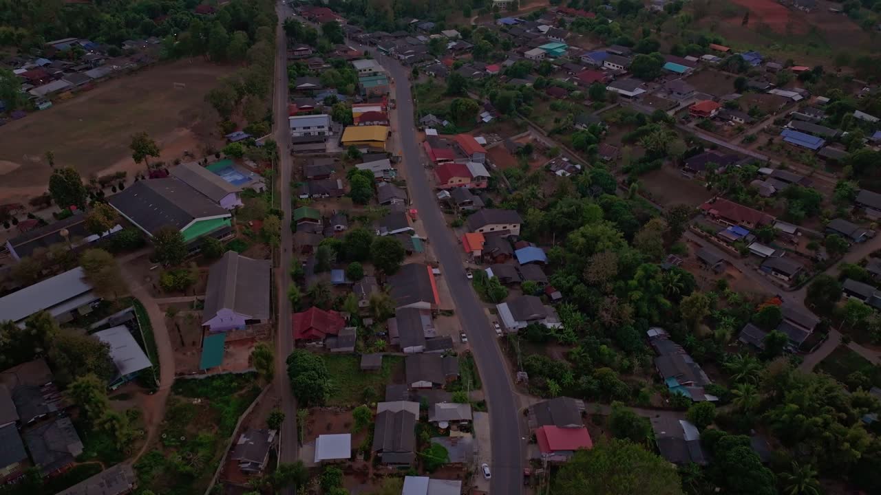 Luftbillede af bjerglandsby indhyllet i aftendisen, Thailand