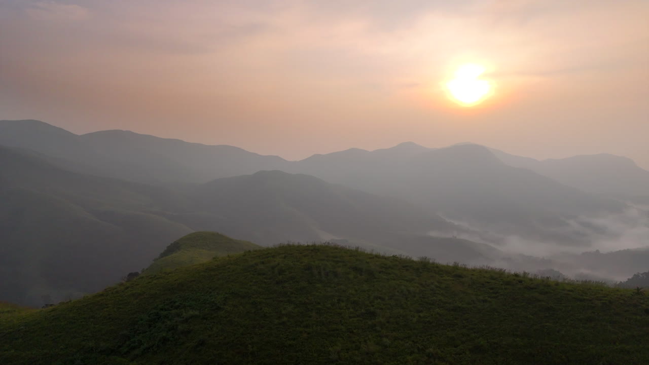 인도 케랄라 주의 아름다운 언덕지역인 바가몬의 초원. 바가몬 초원, 황량한 언덕, 모타 쿠누.
