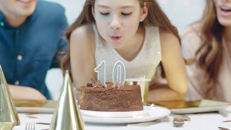 feliz familia celebrando 10 años de fiesta de aniversario. retrato de la niña de cumpleaños