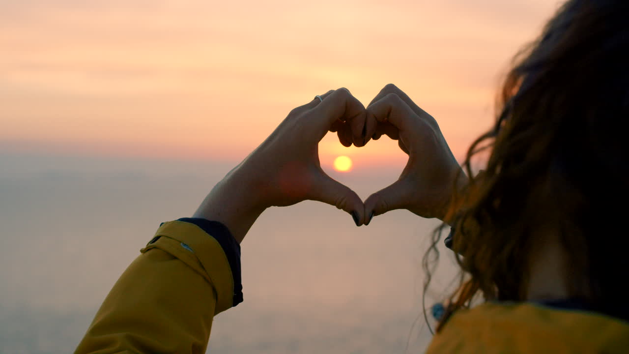 심장 모양의 해가 뜨는 것