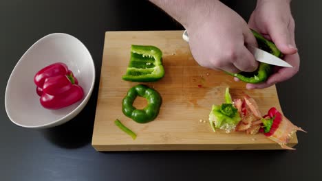 la mano del chef corta y limpia el pimiento verde.