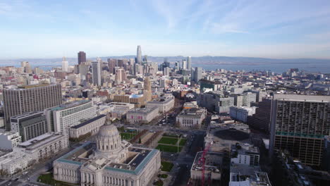 Vista-Aérea-Del-Ayuntamiento-De-San-Francisco,-Los-Edificios-De-Los-Tribunales-Del-Condado,-La-Plaza-Del-Centro-Cívico-Y-Los-Rascacielos-Del-Centro-En-El-Horizonte