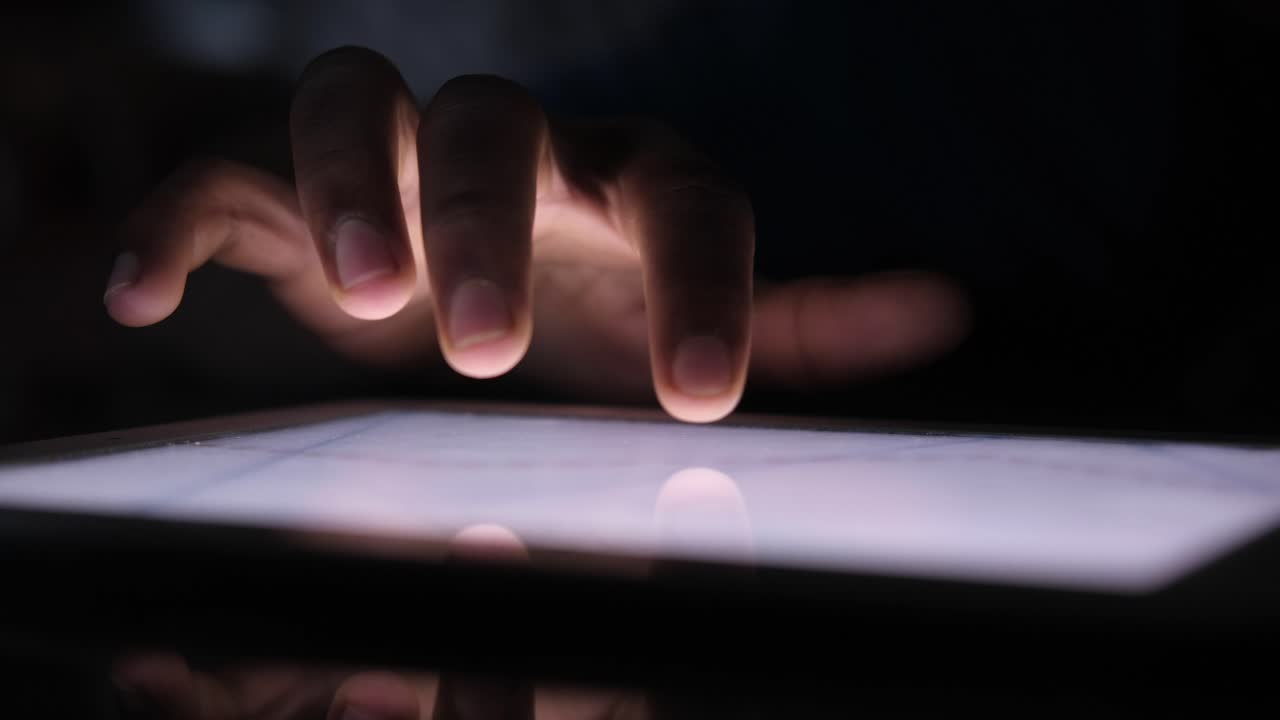 Persona che utilizza un tablet di notte