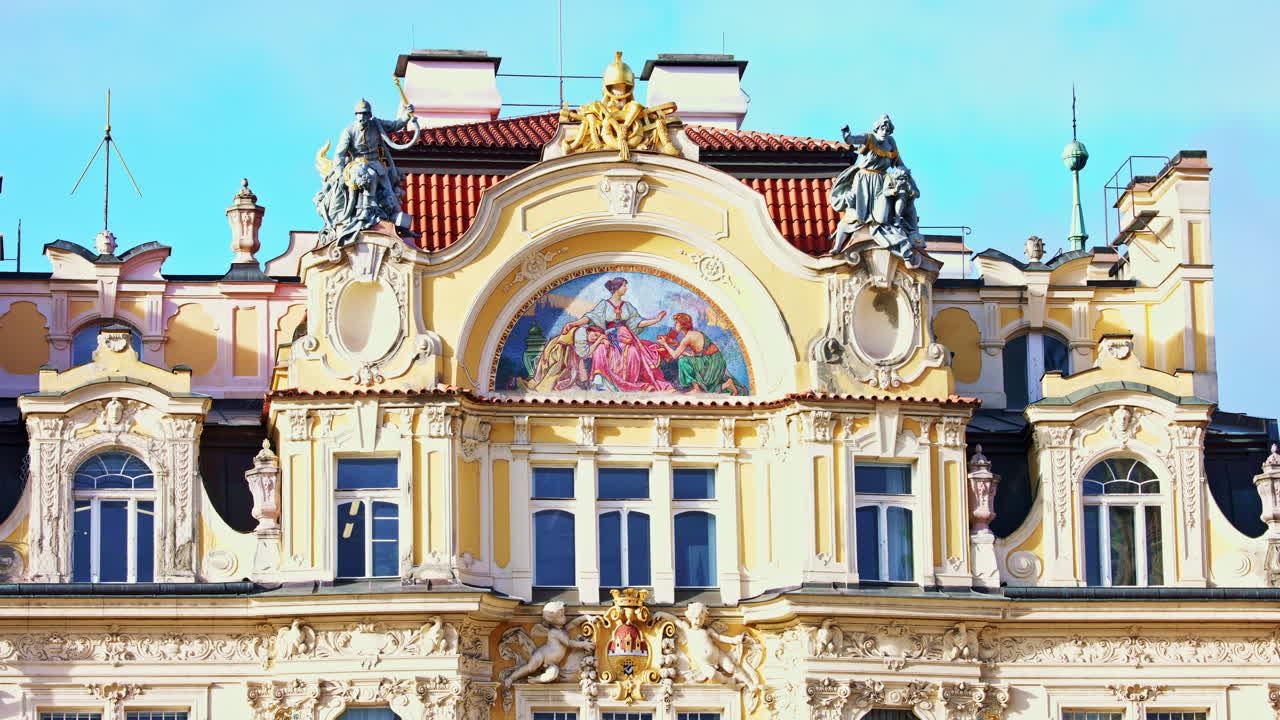 프라하 에서 동상 과 루네트 를 가진 노란색 으로 장식 된 아트 누보 전면