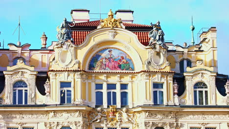 Verzierte-Gelbe-Jugendstilfassade-Mit-Statuen-Und-Lünette-In-Prag