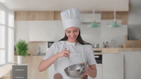 hembra india feliz chef profesional haciendo comida
