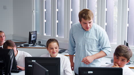 Estudiantes-Adolescentes-Vestidos-De-Uniforme-Estudiando-En-Clase.