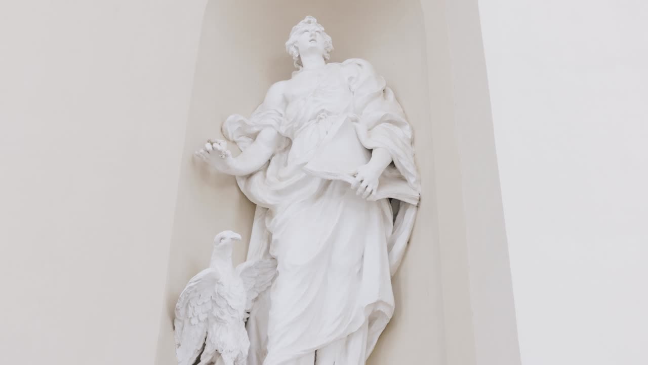 리투아니아 빌뉴스의 대성당 바실리카 (vilnius cathedral basilica) 의 일부, 바실리카의 아름다운 조각, 4k 비디오