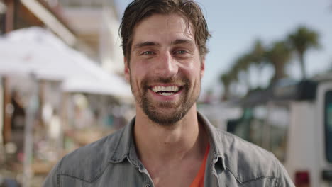 retrato de un hombre atractivo riendo disfrutando de una playa soleada en vacaciones