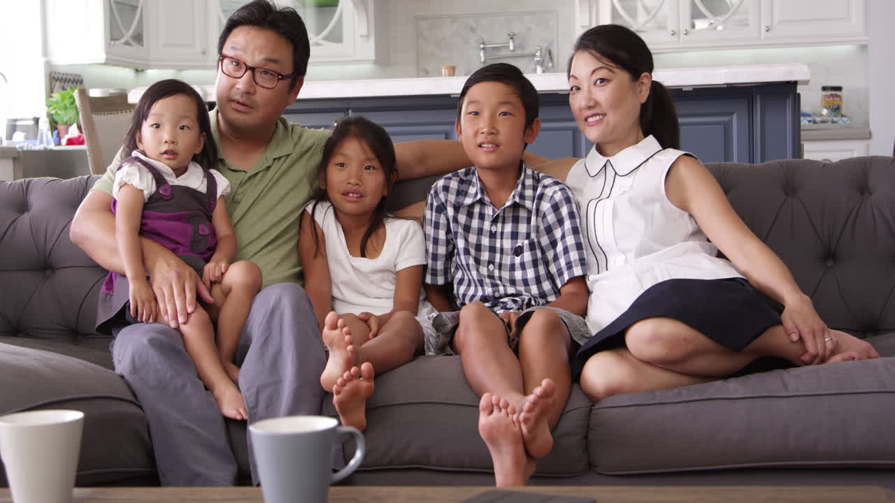 집에서 소파에 앉아 tv를 r3d로 촬영하고 있습니다.