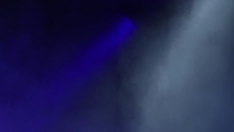 humo, brisa y luces de colores en un espectáculo en vivo