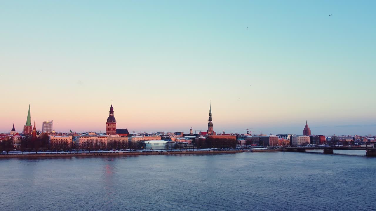 vista panorámica de riga, capital de letonia durante la hora dorada en invierno