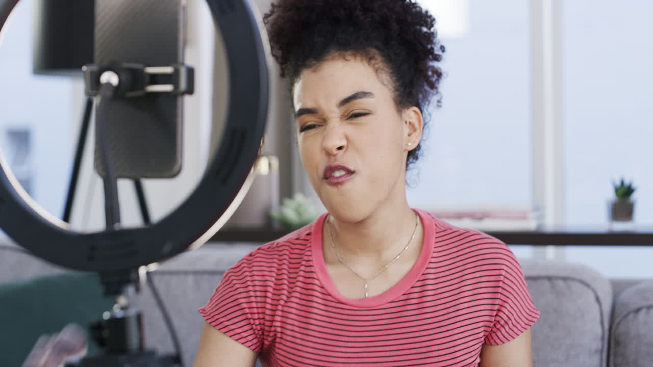 mujer grabando tutorial de video usando teléfono inteligente y luz de anillo