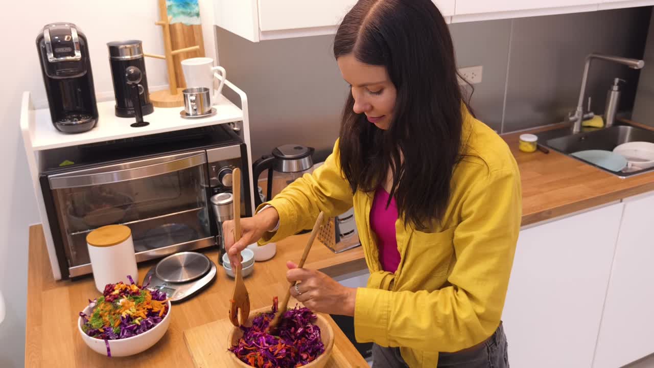 mujer preparando una ensalada en una cocina