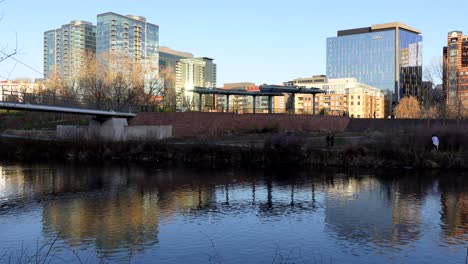 Vista-Del-Centro-De-Denver-Desde-El-Parque-Frente-Al-Río