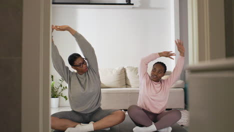 mujeres haciendo deportes en el tapete