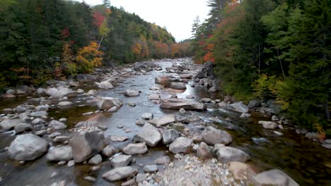 video de drones de new hampshire autopista kancamagus río veloz con hojas cambiantes