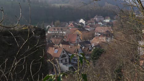 Vista-Panorámica-Del-Pueblo-Medieval-Francés-De-Kaysersberg-Con-Casas-Arquitectónicas-Con-Entramado-De-Madera.