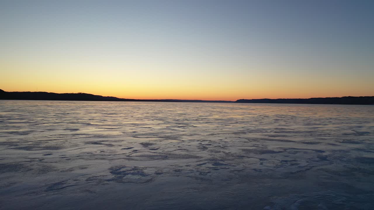 얼어붙은 강의 해가 지는 곳