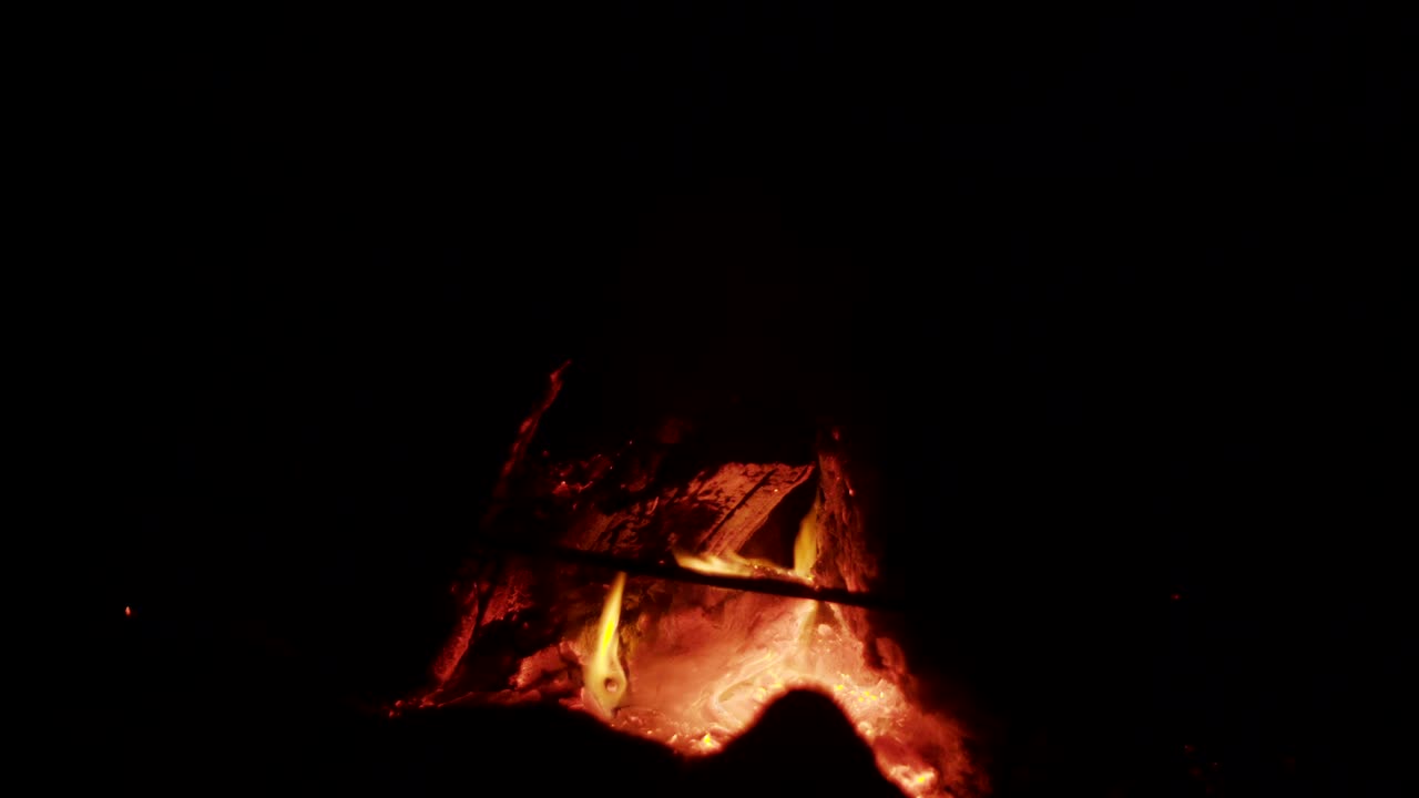 fogata en una fogata de piedras al aire libre al anochecer